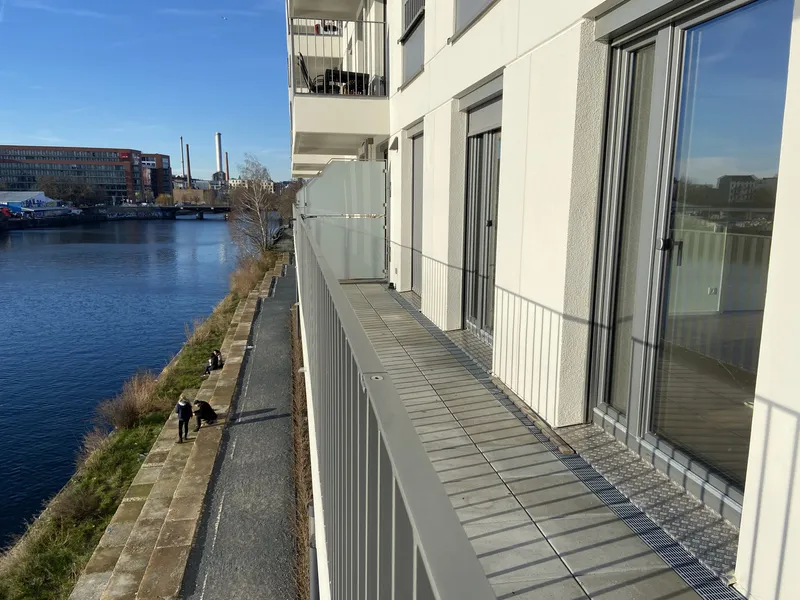 Wohnen am Wasser: Stilvolle Parkett-Wohnung mit Sonnenbalkon, Grünblick & Wannenbad! — photo 1